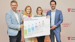 SPÖ-Gemeinderat Marcus Gremel, Kinderfreunde-Chefin Alexandra Fischer, MA-10-Chefin Karin Broukal und Stadtvize Christoph Wiederkehr (Neos) v.l.n.r (Bild: Jöchl Martin)