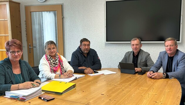 Krisengespräch bei Eibetex mit Landtagspräsident Gottfried Waldhäusl (re.) und Stadtchef Josef Ramharter (2. v. re.) nach der Hiobsbotschaft für das mustergültige Sozialprojekt, die AMS-NÖ-Chefin Sandra Kern in Waidhofen an der Thaya persönlich überbrachte. Während es sonst riesigen Wirbel und Aufregung gibt, betont Ramharter Perspektiven. (Bild: FPÖ)