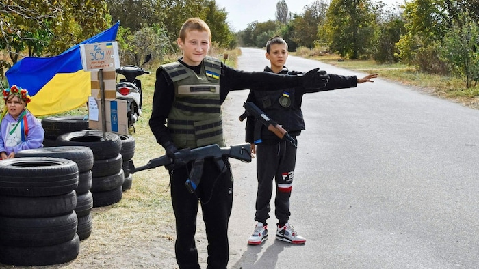 Ukrainische Buben spielen Krieg.