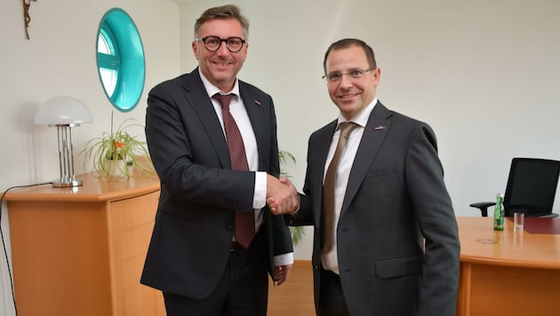 Wirtschaftskammer-Präsident Andreas Wirth (rechts) mit dem neuen Direktor Harald Schermann (Bild: WKB)