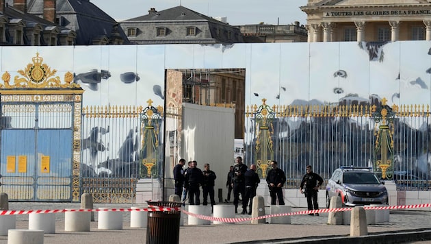 Schloss Versailles wurde am Donnerstag bereits zum vierten Mal hintereinander nach einer anonymen Bombendrohung evakuiert. (Bild: AP)