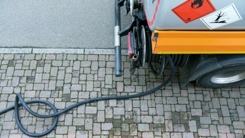 100 Liter Heizöl landeten im Kanal. Die Feuerwehr musste Ölsperren errichten. (Bild: Wilfried Breisacher,Bahlingen a.K.07663 1707)