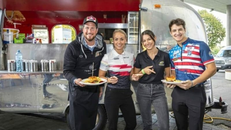 Gemeinsam mit den Billard-Assen können die Fans beim Foodtruck in der Catering Area ihre Burger genießen. (Bild: zVg/Jannach)