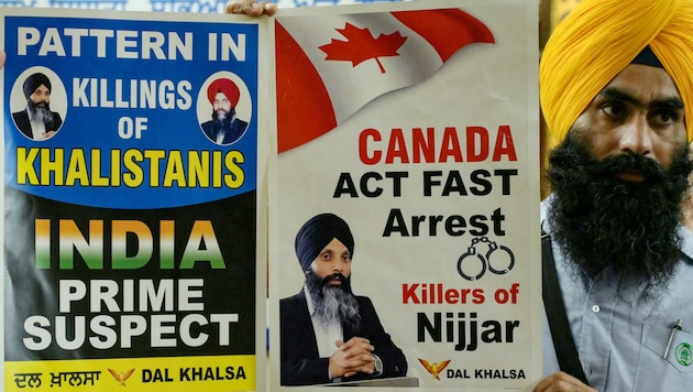 Ein Mitglied einer Sikh-Organisation hält ein Plakat mit dem Bild des Sikh-Separatisten Hardeep Singh Nijjar in Amritsar. Hardeep Singh Nijjar, ein Aktivist für die Schaffung eines unabhängigen Sikh-Heimatlandes namens Khalistan, wurde im Juni in der Nähe von Vancouver von zwei maskierten Angreifern erschossen. (Bild: AFP)