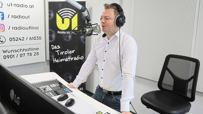 Lukas Brunner begleitet die Hörer mit Leidenschaft durch die Sendungen.