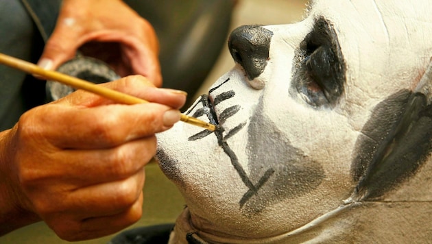 Schwarze Augen- und Nasenhöhlen und viel Weiß: Das Gesicht des Todes im Metnitzer Totentanz wird zum Totenschädel geschminkt. (Bild: Rojsek-Wiedergut Uta)