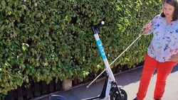 Für Menschen mit Handicap sind Scooter am Gehsteig ein großes Problem. (Bild: Blinden- und Sehbehindertenverband Tirol)