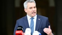 Bundeskanzler Karl Nehammer (ÖVP) betonte in Sachen Terrorgefahr, dass es derzeit „keine konkrete Bedrohung“ für Österreich gebe. (Bild: APA/MAX SLOVENCIK)