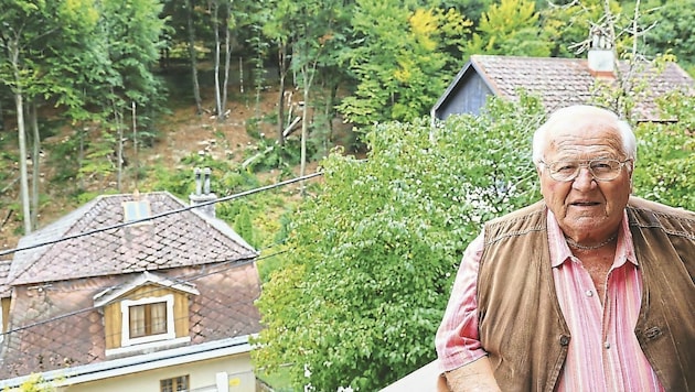 Hans Komarek fürchtet um den Wald vor seiner Haustür in Dornbach. (Bild: Zwefo)