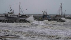 An der deutschen Küste bei Kühlungsborn trafen meterhohe Wellen auf den Strand. (Bild: AP)