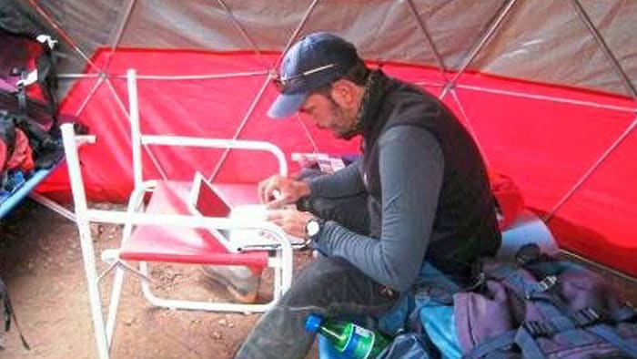 Sogar in Expeditionszelten werden die Storys getippt.