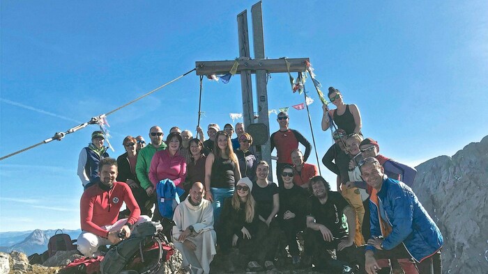 Zusammen mit Gailtaler Bergfreunden und Lesern errichtete die „Bergkrone“ das Gipfelkreuz auf ...