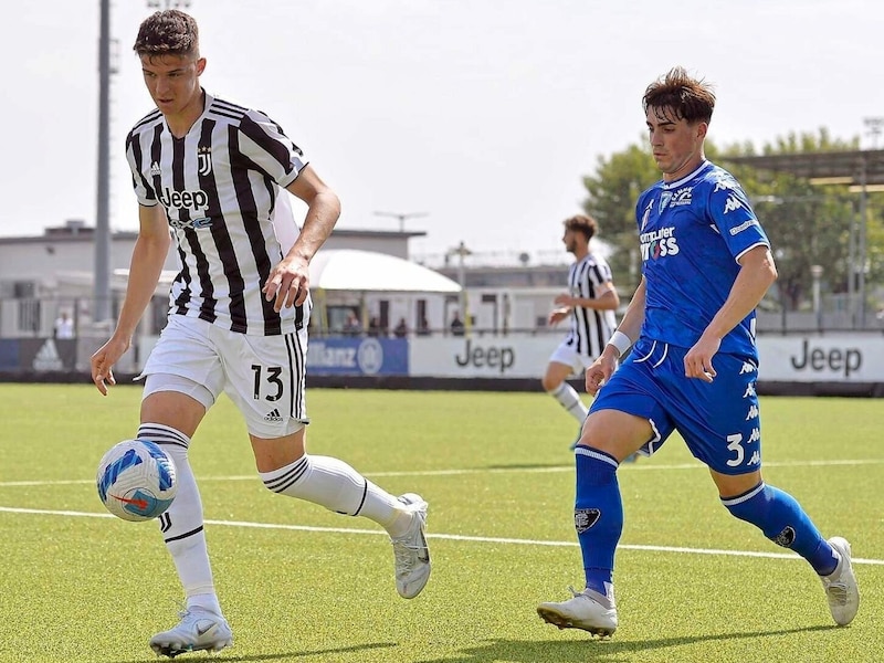 Tarik Muharemovic (left) in Juve kit moves to Sassuolo in Serie B. (Bild: ZVG)