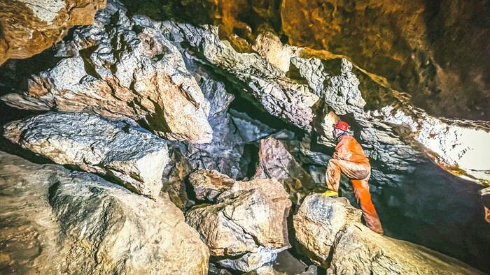 ... kriechen auf allen Vieren tief hinein ins Innere der Berge.