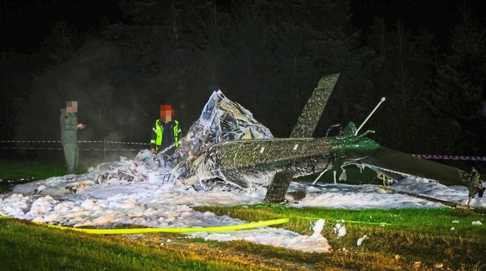 Der umgestürzte Helikopter brannte völlig aus.