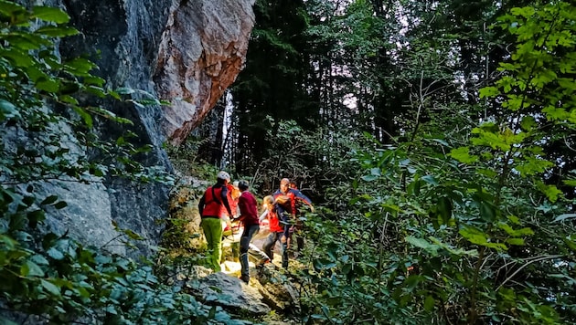 Bergretter und auch Notarzt standen am Donnerstagabend am Maisenkögerl im Einsatz. (Bild: Bergrettung Grünau)