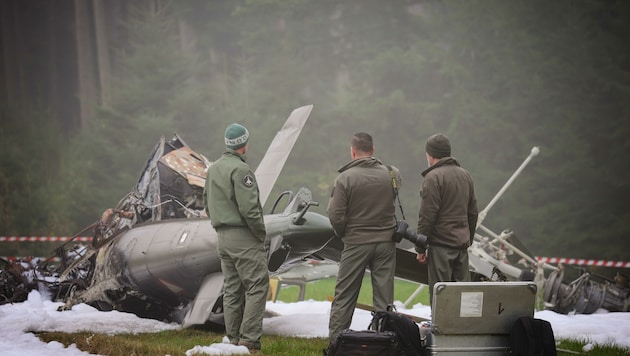 Experten untersuchten den ausgebrannten Hubschrauber. (Bild: Scharinger Daniel)