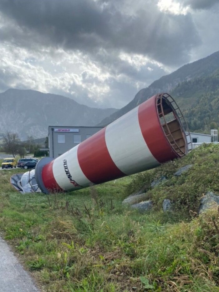 Der Leuchtturm beim Kreisverkehr in Kirschentheuer wurde umgeweht.