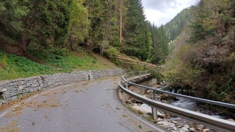 Die Innerkremser Landesstraße ist derzeit gesperrt. (Bild: FF Kremsbrücke)