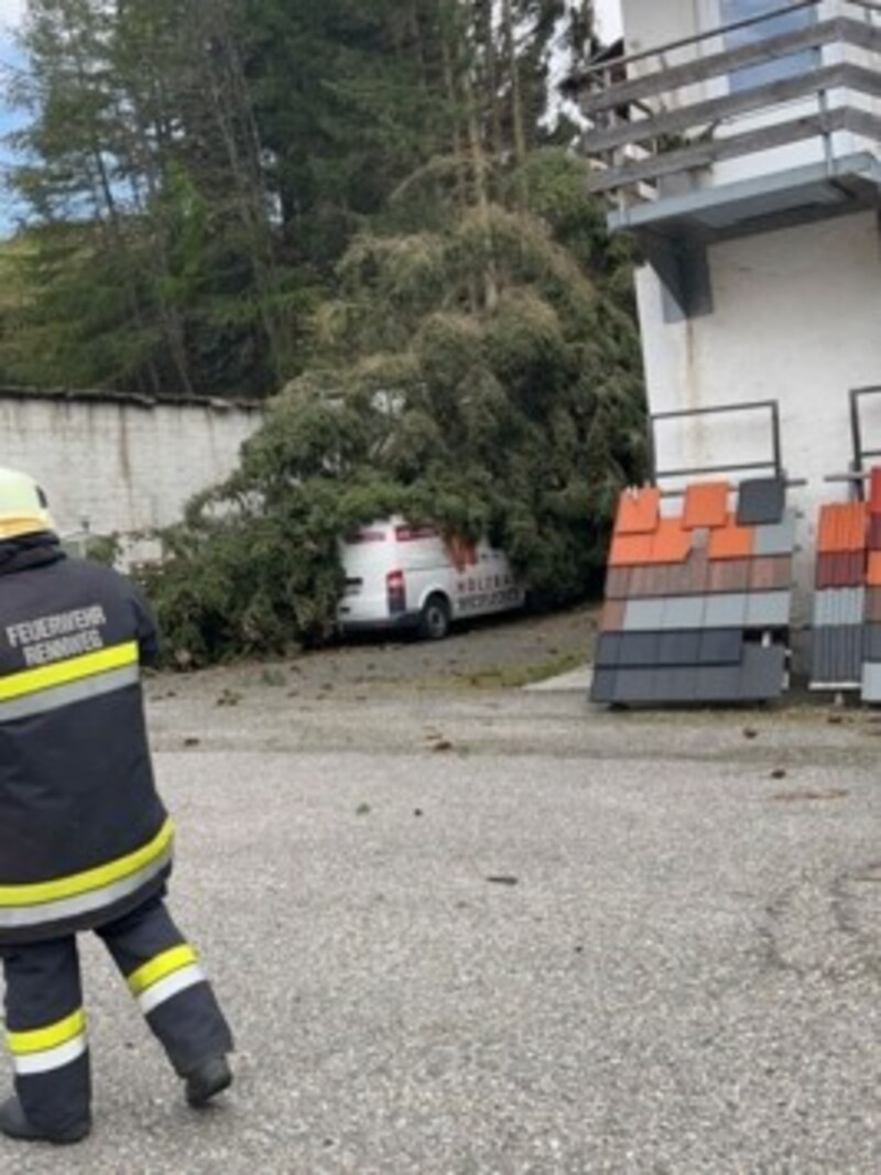 Die Feuerwehr Rennweg am Katschberg hat ebenfalls alle Hände voll zu tun. (Bild: FF Rennweg)