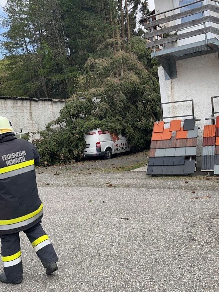 Die Feuerwehr Rennweg am Katschberg hat ebenfalls alle Hände voll zu tun.