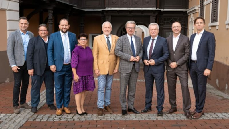 Landeshauptmann Christopher Drexler und sein Stellvertreter Anton Lang präsentierten am Freitag die Pläne. (Bild: Land Steiermark/Andreas Resch)