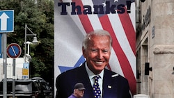 In Jerusalem hängt ein Plakat von Joe Biden mit der Aufschrift „Danke“. (Bild: AFP)