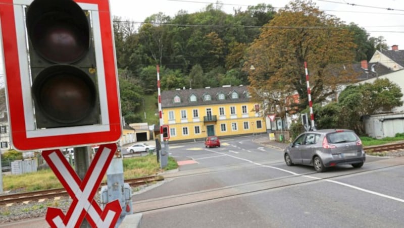 Dieser Bahnübergang in Wildon soll aufgelassen werden. (Bild: Christian Jauschowetz, Krone KREATIV)