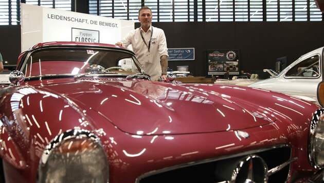 Elmar Adelsberger steht neben einem seiner Lieblinge: Einem 300 SL in „Strawberry Red“ (Bild: Tröster Andreas)