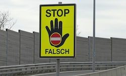 Kein Warnschild wie auf Autobahnen gibt es auf der Loibl Straße. Es war bisher auch nicht ...