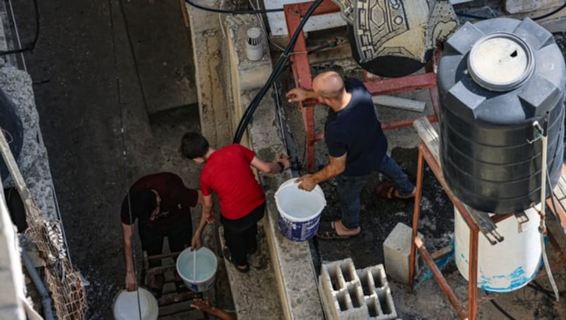 Palästinenser holen Wasser. (Bild: AFP)