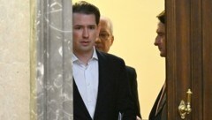 Gut gelaunt: Sebastian Kurz betrat in der Früh den Großen Schwurgerichtssaal lächelnd. Zu diesem Zeitpunkt wusste er noch nichts von Pilnaceks Ableben. (Bild: APA/HELMUT FOHRINGER)