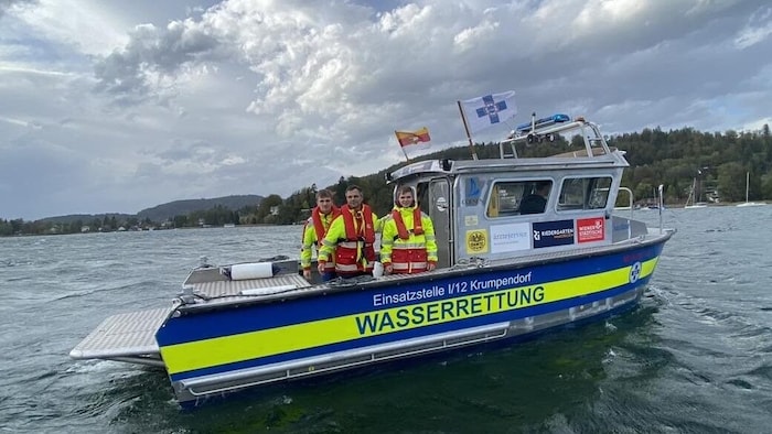 Sogar ein Motorboot kauften die Wasserretter.