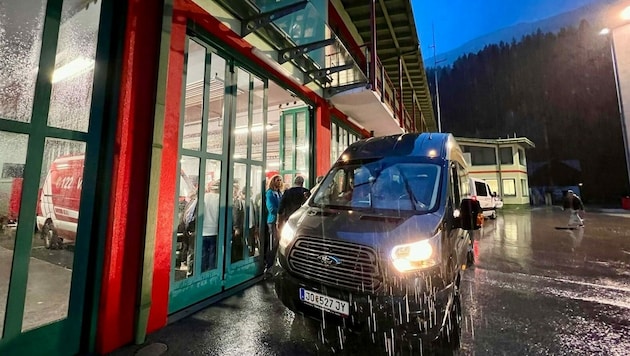 100 Personen waren zwischenzeitlich gestrandet. Sie wurden mittlerweile abgeholt. (Bild: Markus Tschepp)