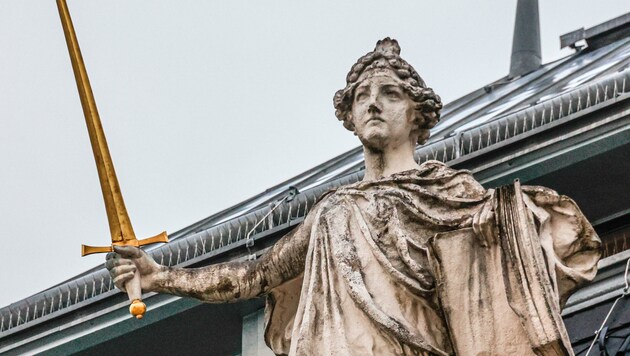 Fall für Justitia - hier auf dem Salzburger Justizgebäude. (Bild: Tschepp Markus)
