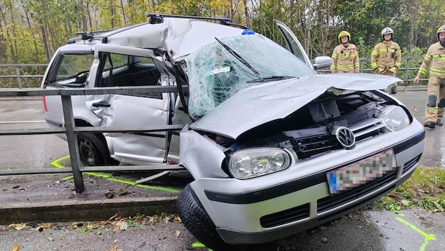 Der Wagen prallte seitlich gegen das Brückengeländer. (Bild: zoom.tirol)