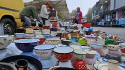 Bereits am Samstagmorgen waren die ersten Besucher beim Ursulamarkt am Stöbern. (Bild: Christina Kogler)