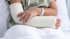 Nachdem man im Landesklinikum Horn am Nachmittag nicht an die Reihe gekommen war, befreite der Opa das Enkerl vom Gips. (Bild: ronnachaipark/stock.adobe.com)