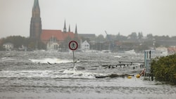 Wegen eines Sturmtiefs sind an der Ostseeküste Straßen und Uferbereiche vom Hochwasser (im Bild Überflutungen in Schleswig) überschwemmt worden. (Bild: APA/dpa/Frank Molter)