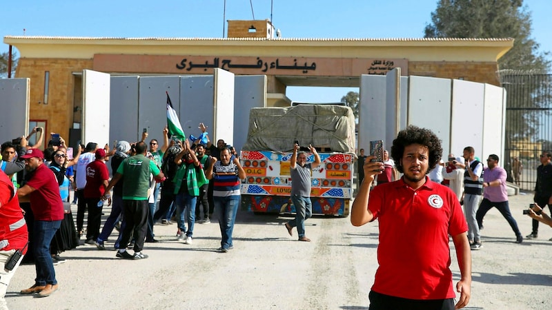 Aid deliveries on the Palestinian-Egyptian border (Bild: EPA)