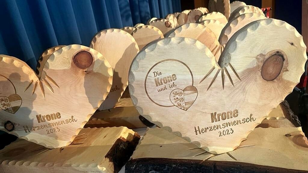 Die Pokale sind aus Zirbenholz gefertigt - und duften wunderbar. (Bild: Uta Rojsek-Wiedergut) Die Pokale sind aus Zirbenholz gefertigt - und duften wunderbar. (Bild: Uta Rojsek-Wiedergut)