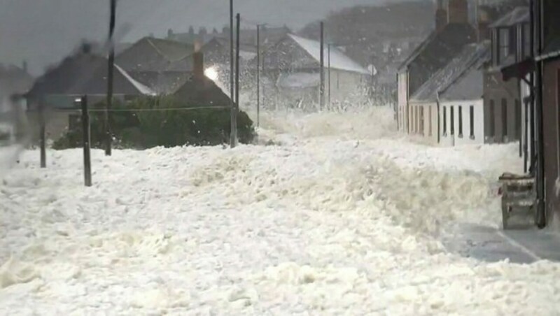 Der Sturm „Babet“ hat den kleinen schottischen Küstenort Johnshaven am Freitag quasi in ein riesiges „Schaumbad“ verwandelt. (Bild: kameraOne (Screenshot))