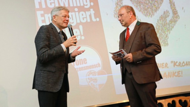 LH Peter Kaiser (li.) und „Kärntner Krone“-Chefredkteur Hannes Mößlacher gratulieren allen ...