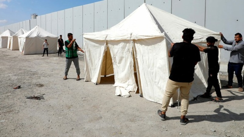 Auf ägyptischer Seite der Grenze zum Gazastreifen haben Hilfsorganisationen zahlreiche Zelte errichtet. (Bild: APA/AFP/Kerolos Salah)