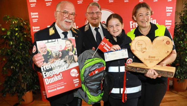 Bianca mit Familie und Hundestaffel-Chef Franz Blatnik bei der Herzensmensch-Gala 2023 (Bild: Uta Rojsek-Wiedergut)