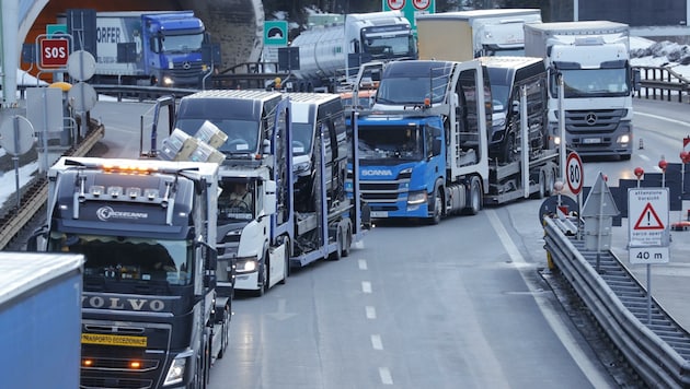 Während der Verkehr über den Tiroler Pass zunahm, überqueren die Schweizer Alpenübergänge heute viel weniger Lkw als früher. (Bild: Birbaumer Christof)