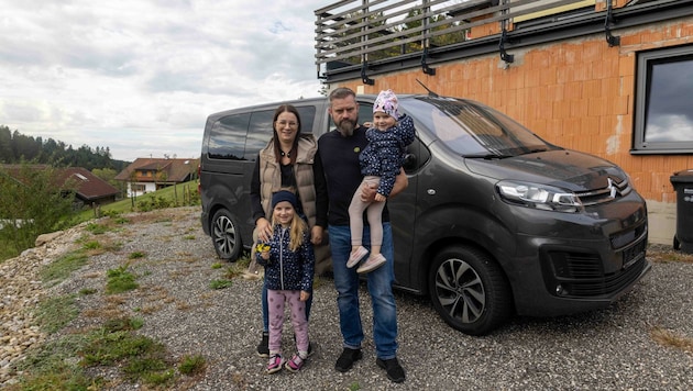 Die Innviertler Familie vor dem Citroën. (Bild: Scharinger Daniel)