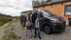 Die Innviertler Familie vor dem Citroën. (Bild: Scharinger Daniel)