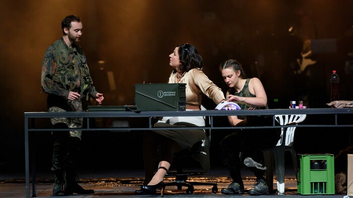 „Mutter Courage und ihre Kinder“: Jonas Hämmerle, Katharina Hofmann und Hanna Kogler