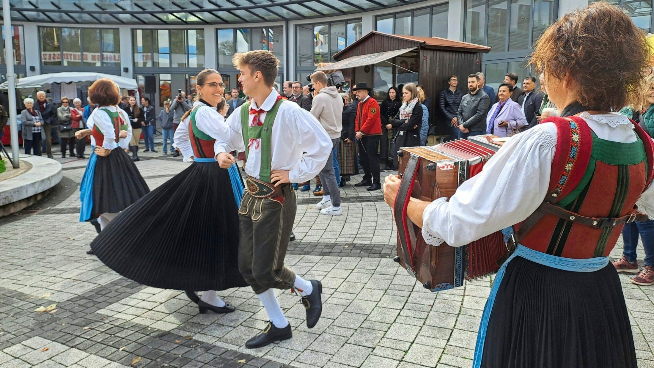 Die Volkstanzgruppe Lindwurm bei der Eröffnung des Ursulamarktes.